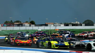 GT Grand Finals yarış otomobilleri pistte