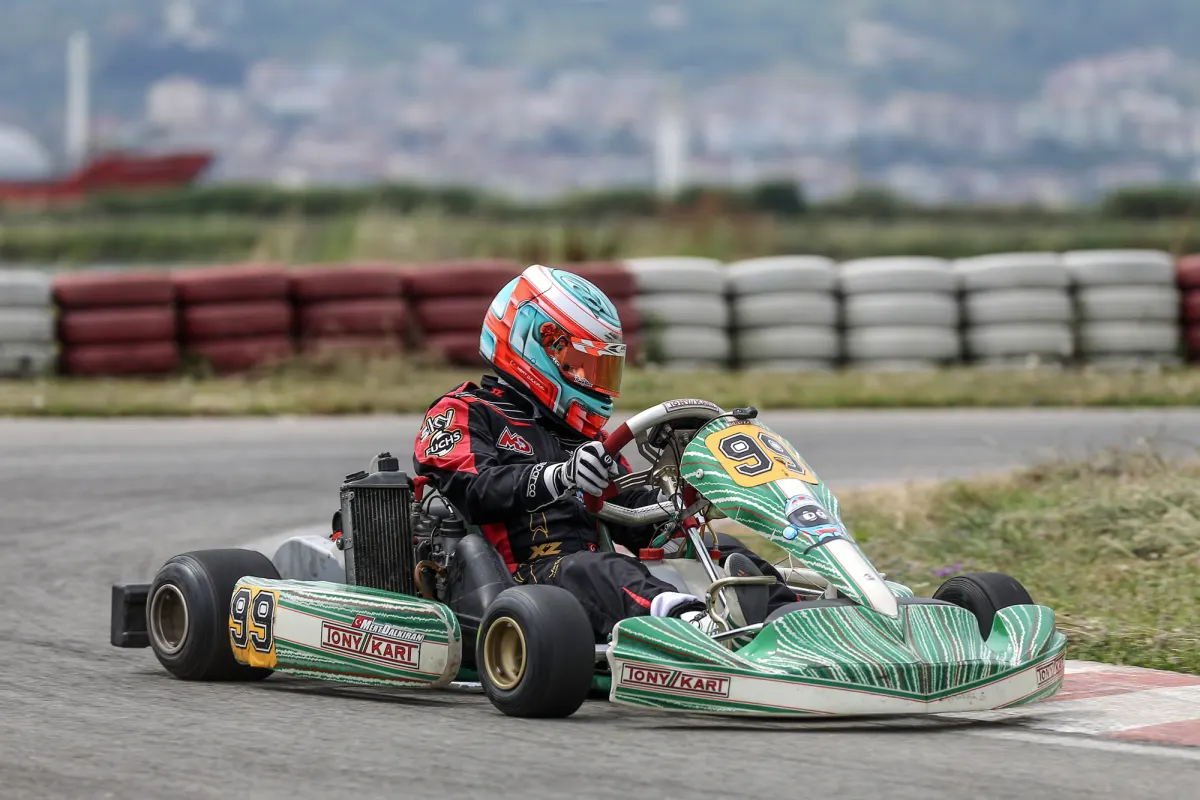 Karting Spectacle Staged on the Gulf