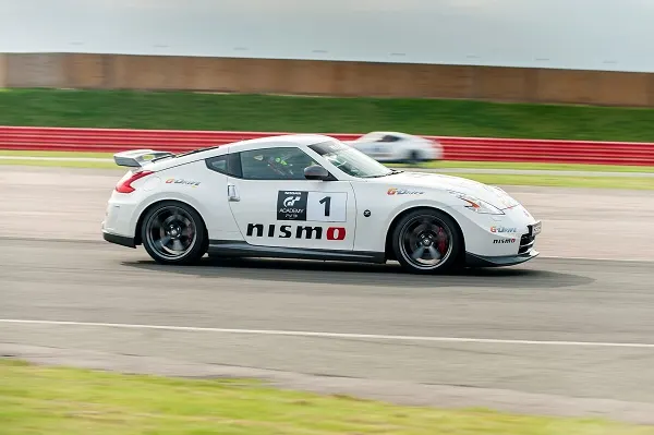GT ACADEMY Finalistleri Silverstone Yolunda