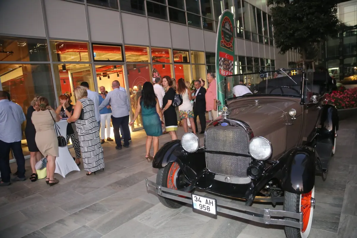 Classic Car Club Settles into Its New Headquarters