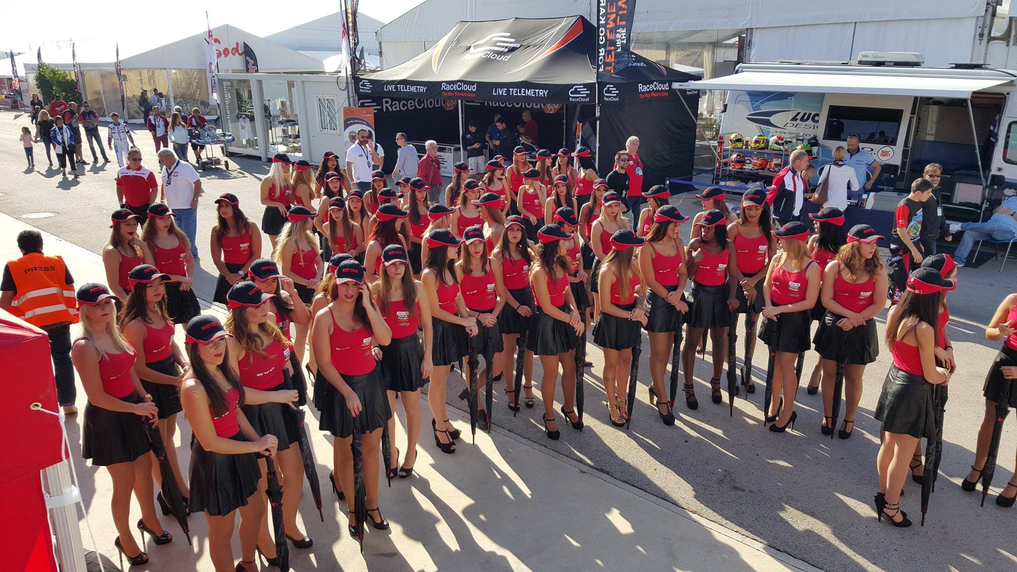 rotax_max_challenge_grid_girls